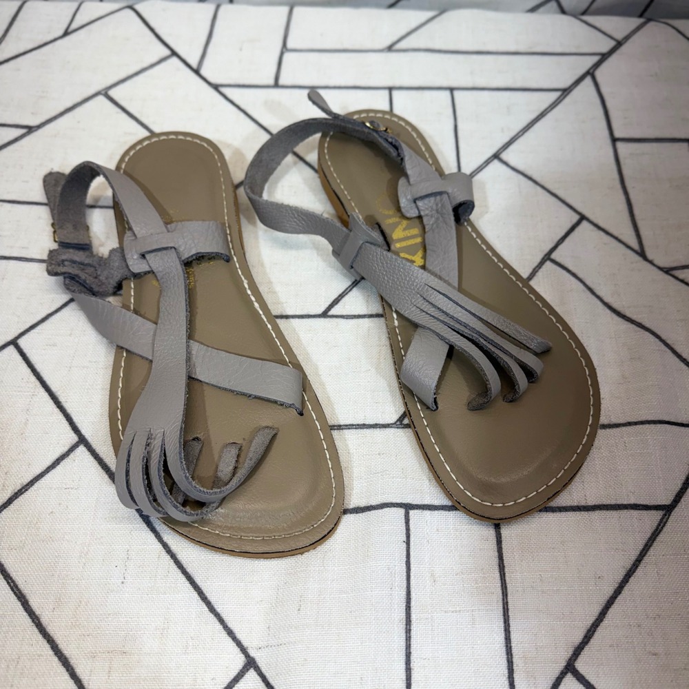 Kino Sandals Size 7 Grey Leather Toe Separating Fringe‎ Ankle Strap Florida Made